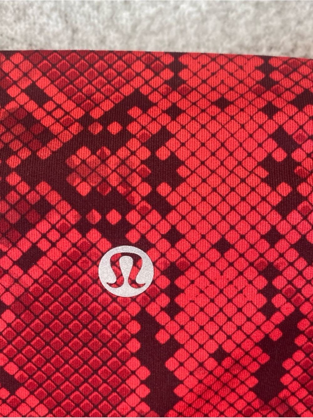 Lululemon Pants Womens 6 Red Snake Print High Rise Inseam 25” Leggings Yoga - Picture 4 of 8